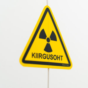 Kiirgusohumärgise kleeps kaitsekilega
